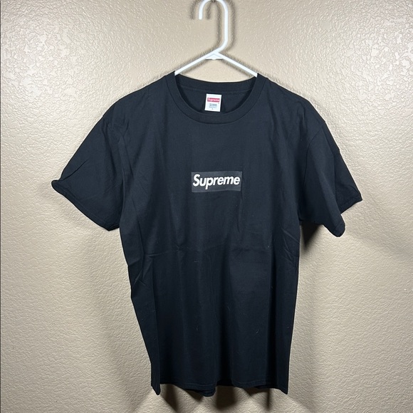 Supreme Logo Black Tee - Picture 2 of 3